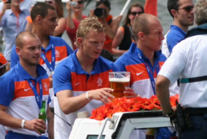 Oranje spelers dronken bier uit te grote glazen
